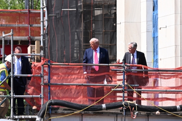 Donald Trump (li.) und Jerome Powell (re.)