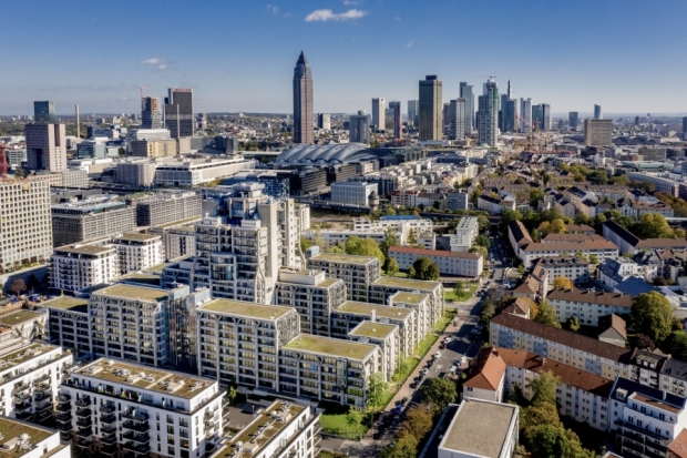 RAW Frankfurt am Main (im Vordergrund links)