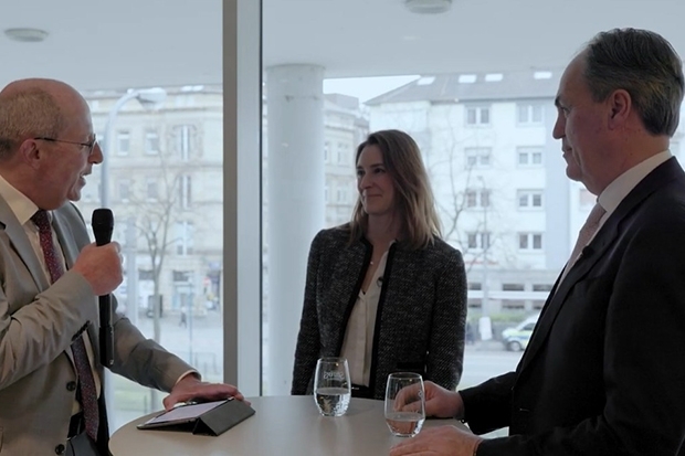 Hans Heuser, FONDS professionell, Frances Gerhold und Helge Skibeli, J.P. Morgan AM (v.l.n.r.)