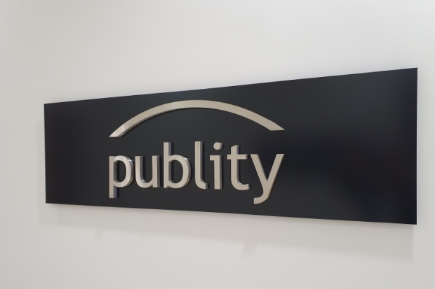 Publity-Schild im Frankfurter Opernturm